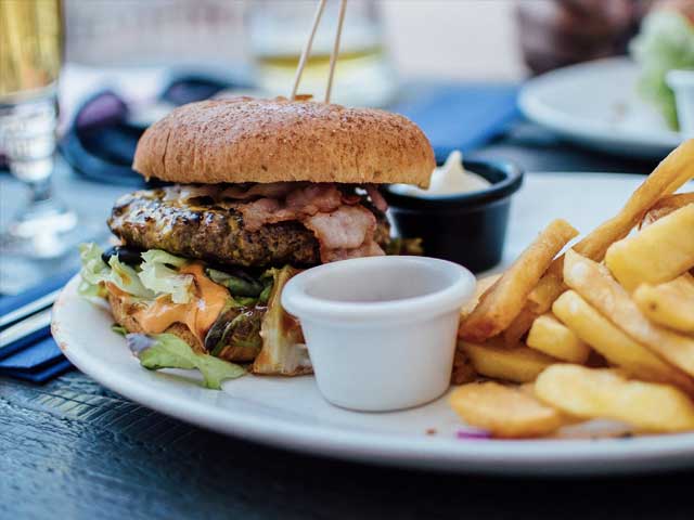 Hamburger og pommes frites