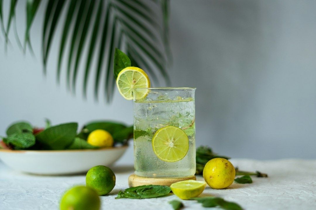 Glass med sitron- og limevann, mynte og sitrusfrukter