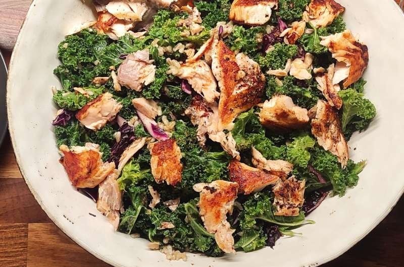 Grønnkålsalat med rødkål, korn og biter av stekt kylling